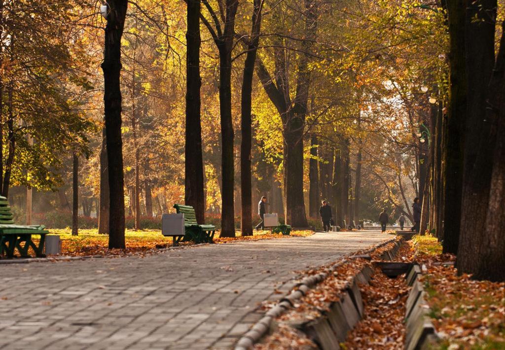 Aura On Erkindik Boulevard Bishkek Luaran gambar